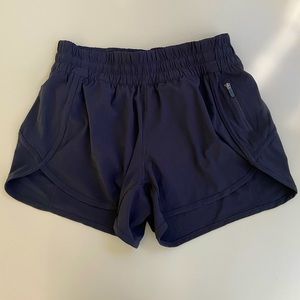 Lululemon size 8 athletic short in black, Excellent Condition, Zipper pocket